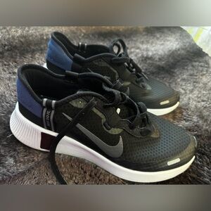 Size 11 men’s Nike black and navy shoes